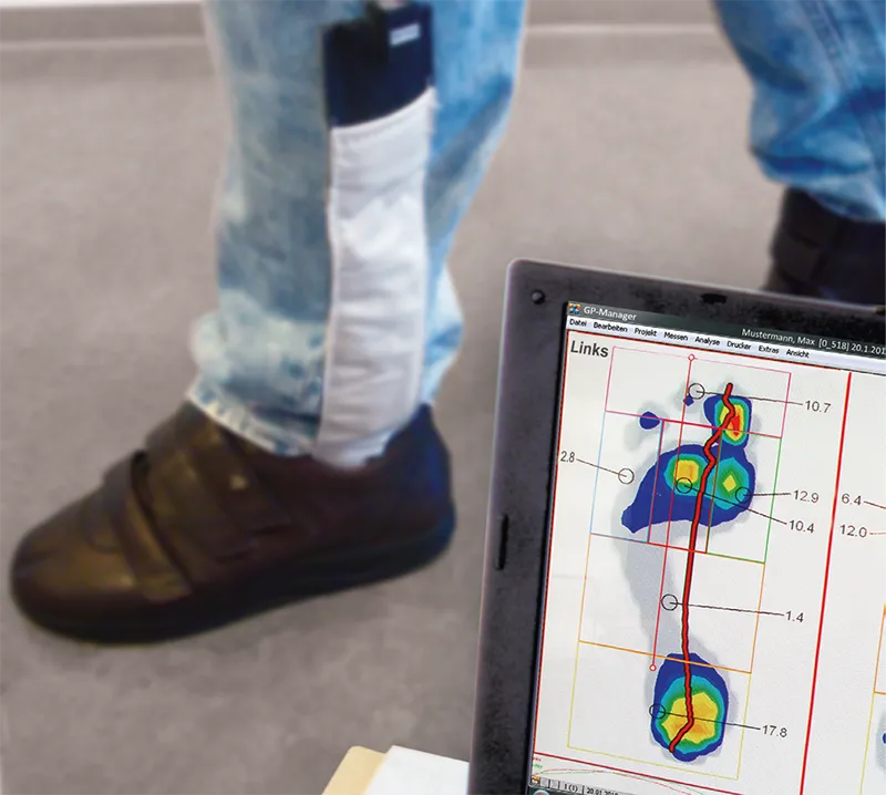 Messtechnik: Innenschuhmesssystem Mobildata im Schuh des Patienten und Laptop mit Messergebnis