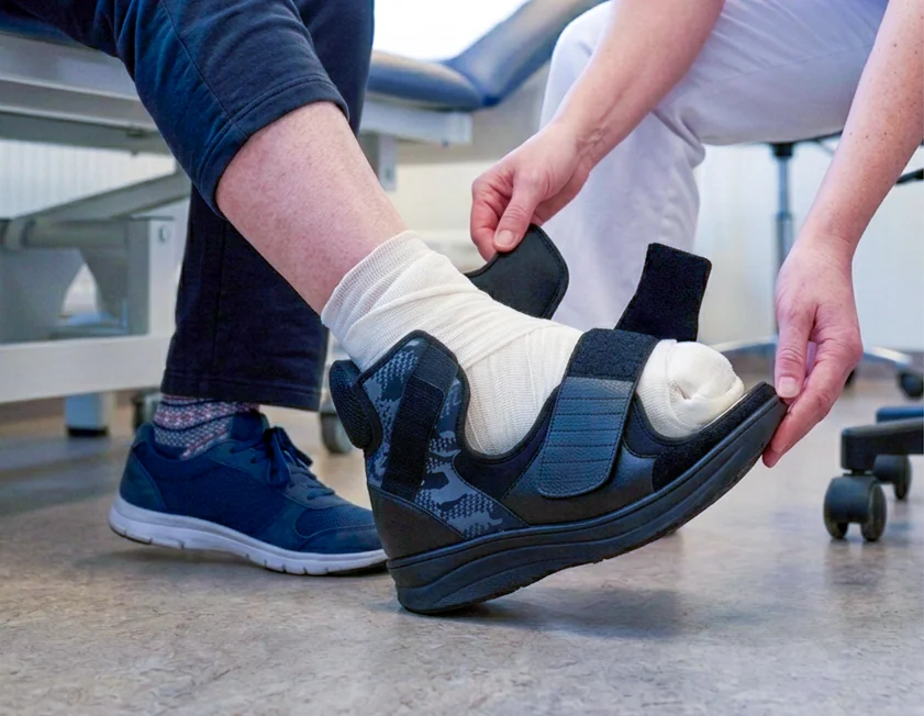 Wundtherapieschuh Saluped bei der Anprobe eines verbundenen Fußes