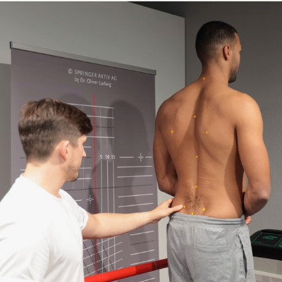 Dr. Steven Simon bei der Analyse von einem Patienten auf einem Laufband